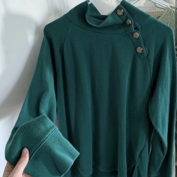 Chic Green Buttoned Turtleneck Sweater - Picture 4 of 7